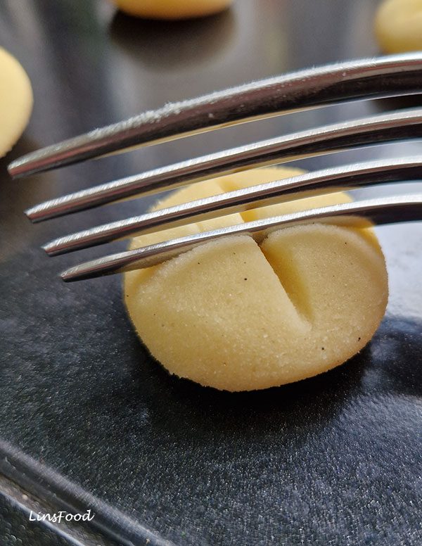 Creating a pattern on Persian rice cookie with the side of fork
