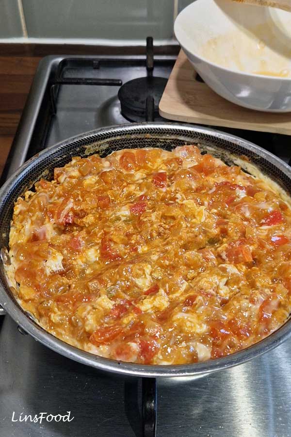 Softly cooked eggs stirred into the tomato and onion base for Yemeni lahsa.